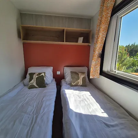 Chalet Bosrand 21 - Hondvriendelijk 6-pers chalet afsluitbaar terras en uitzicht op meer Camping Nunspeet